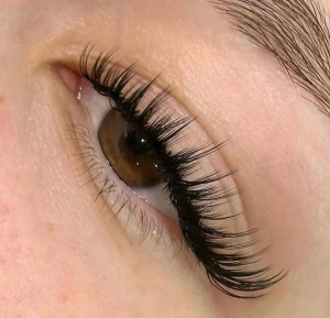 Wispy lash extensions